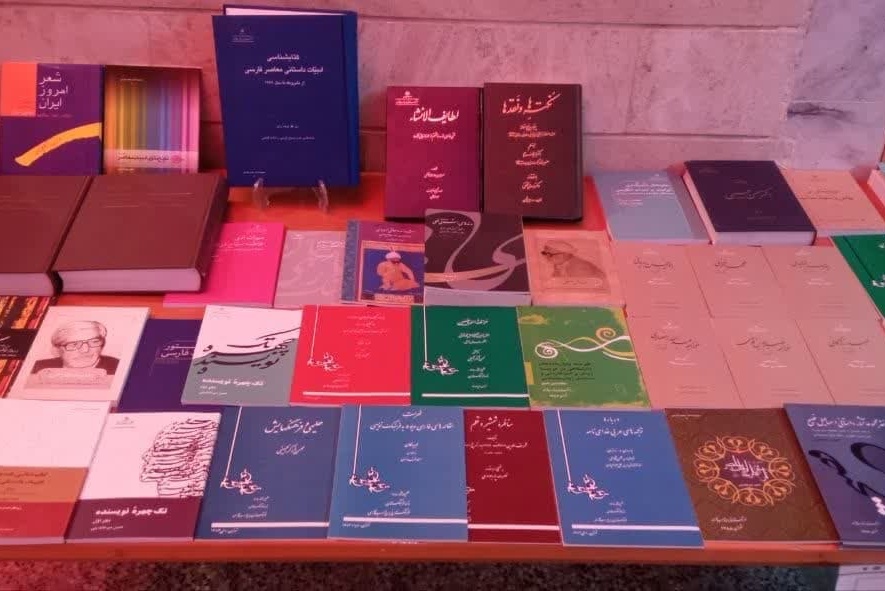 فرهنگستان زبان و ادب فارسی 81 جلد کتاب به دانشگاه ارومیه اهداء کرد