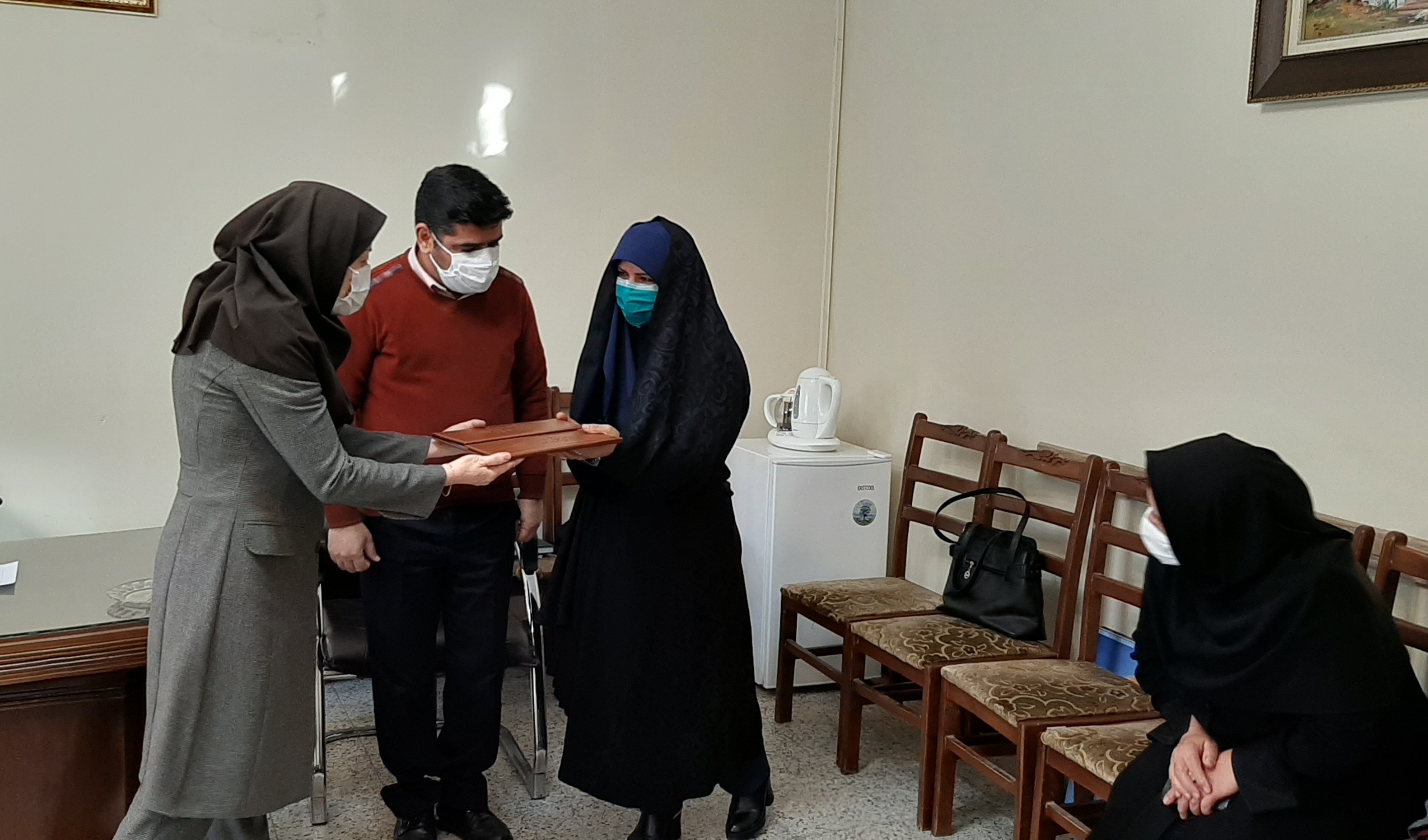  تقدیر و تجلیل از همکار بازنشسته سرکار خانم رزاقی همکار محترم امور مالی دانشکده ادبیات و علوم انسانی در جلسه شورای دانشکده با اهدای لوح و هدیه