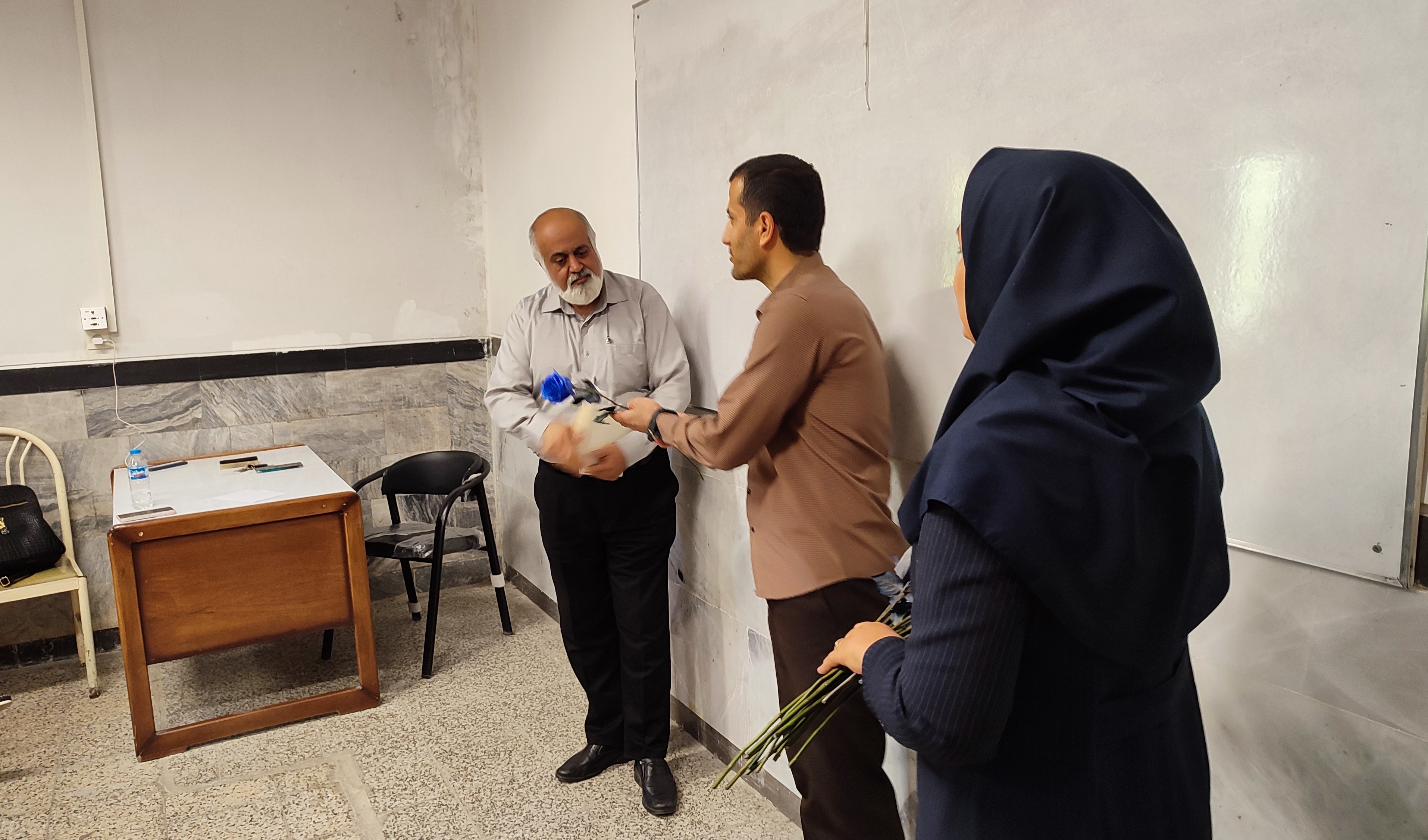 مراسم گرامیداشت روز معلم با تجلیل از اساتید محترم دانشکده ادبیات از طرف حوزه ریاست و معاونت آموزشی و پژوهشی دانشکده