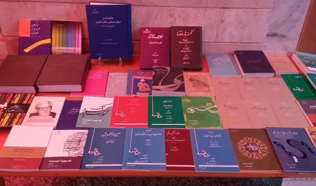 فرهنگستان زبان و ادب فارسی 81 جلد کتاب به دانشگاه ارومیه اهداء کرد