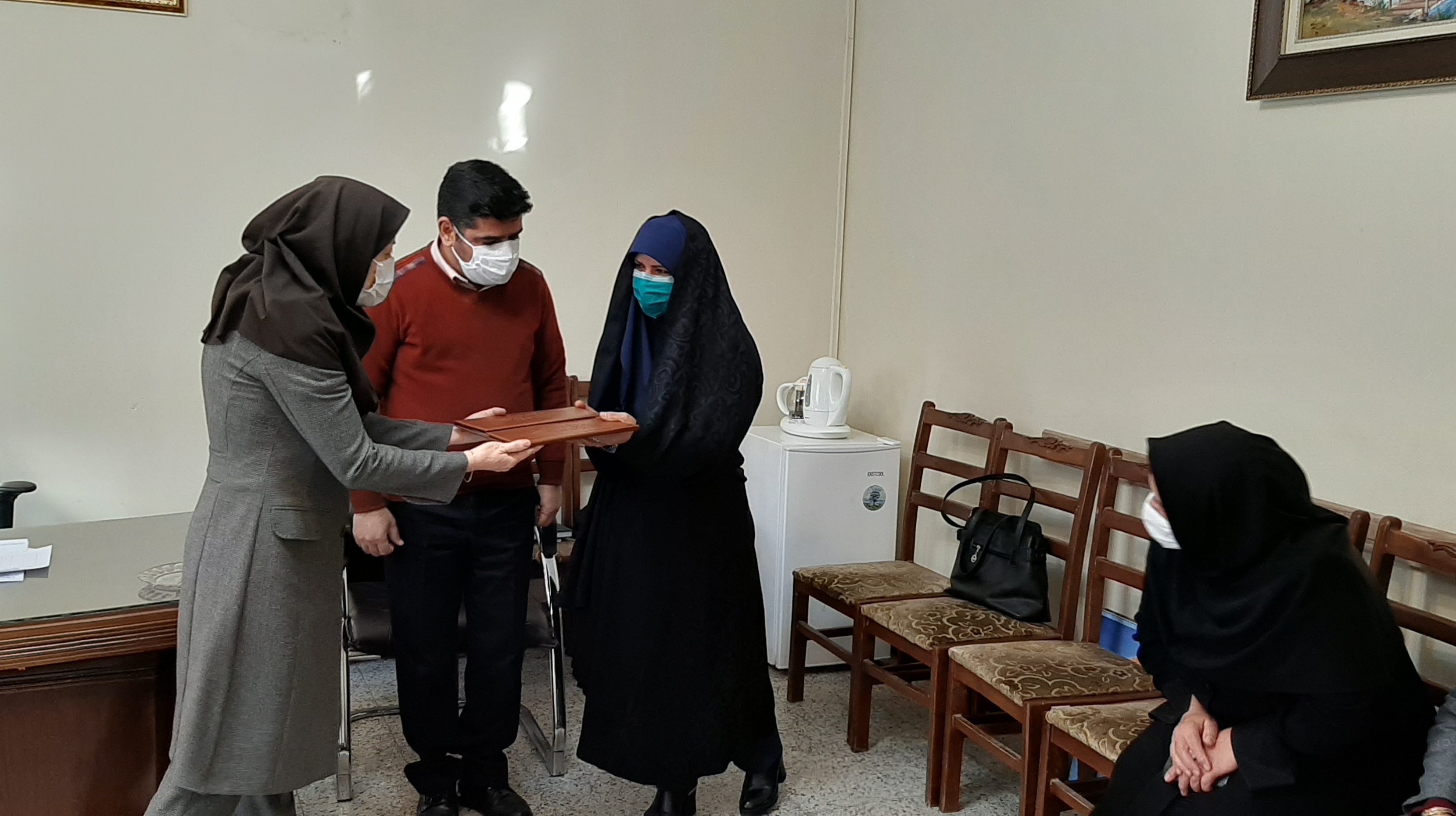  تقدیر و تجلیل از همکار بازنشسته سرکار خانم رزاقی همکار محترم امور مالی دانشکده ادبیات و علوم انسانی در جلسه شورای دانشکده با اهدای لوح و هدیه