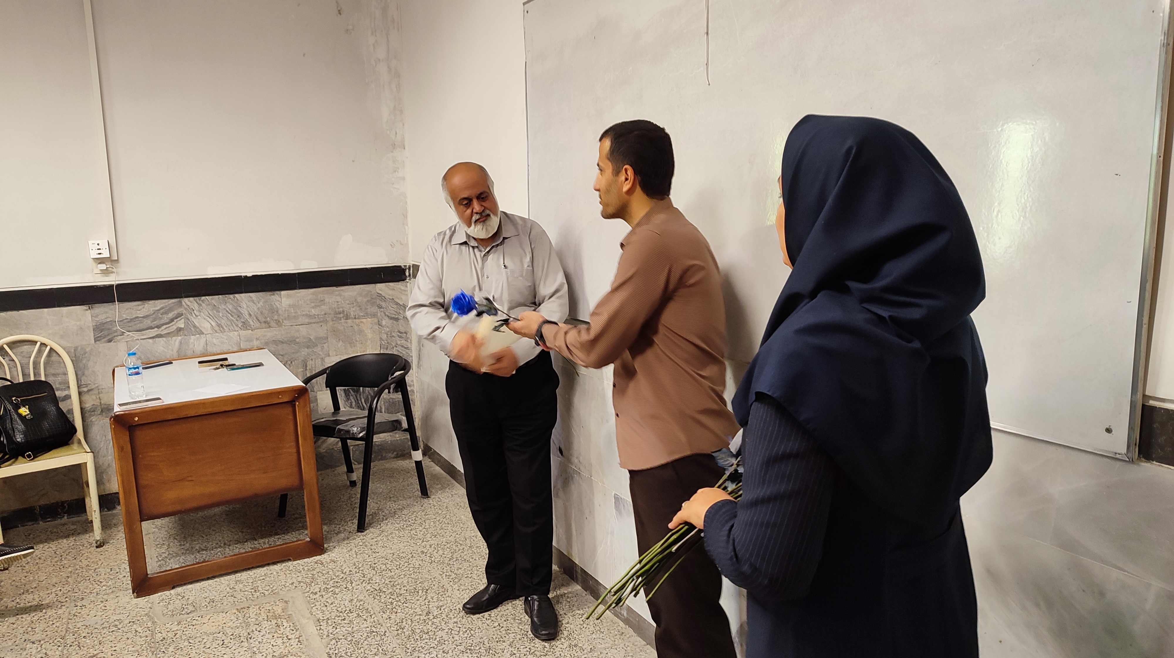 مراسم گرامیداشت روز معلم با تجلیل از اساتید محترم دانشکده ادبیات از طرف حوزه ریاست و معاونت آموزشی و پژوهشی دانشکده