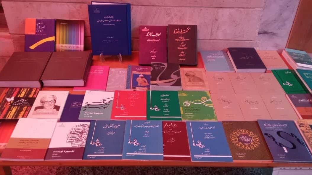 فرهنگستان زبان و ادب فارسی 81 جلد کتاب به دانشگاه ارومیه اهداء کرد